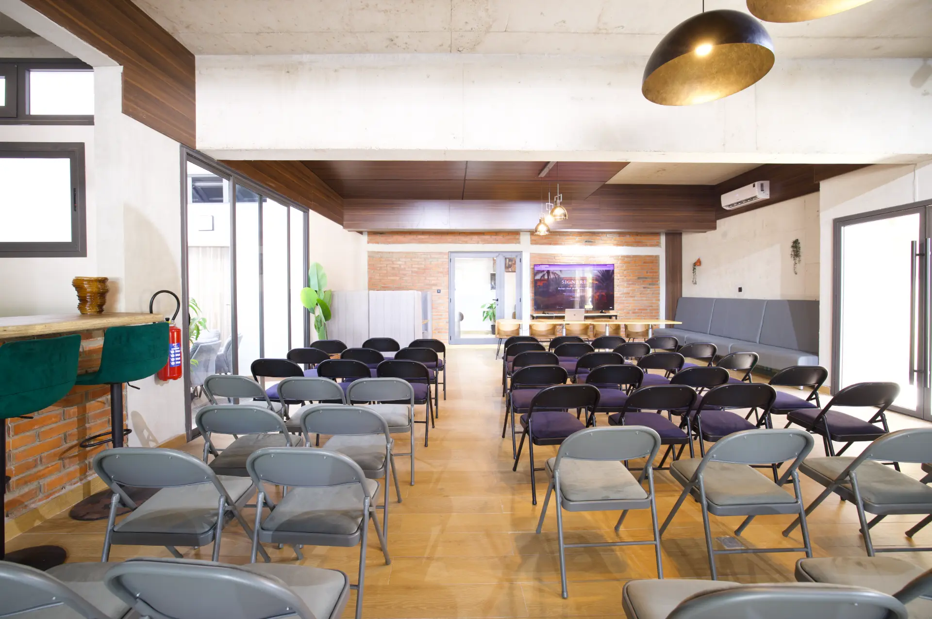 Plateau coworking en configuration conférence avec de nombreuses chaises