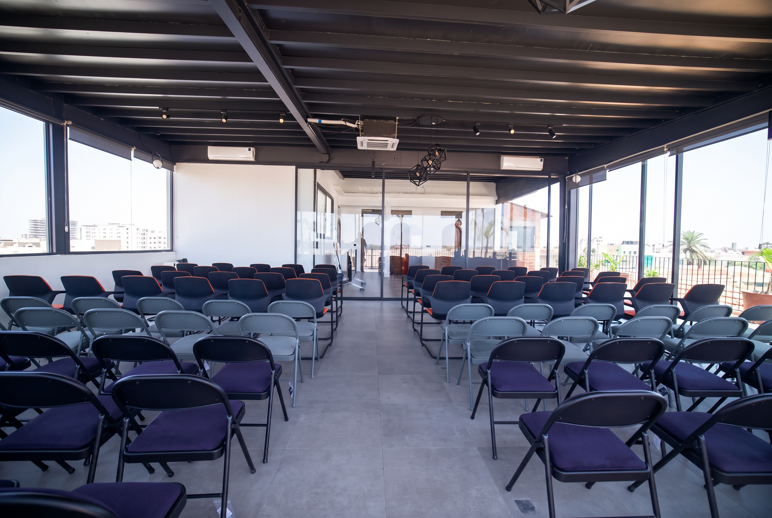 Salle configurée en théâtre pour une conférence de presse