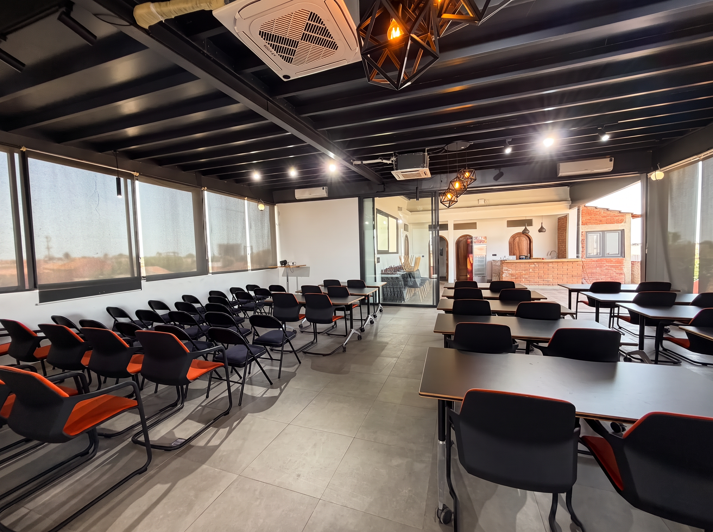 Espace de travail avec tables individuelles et bar attenant