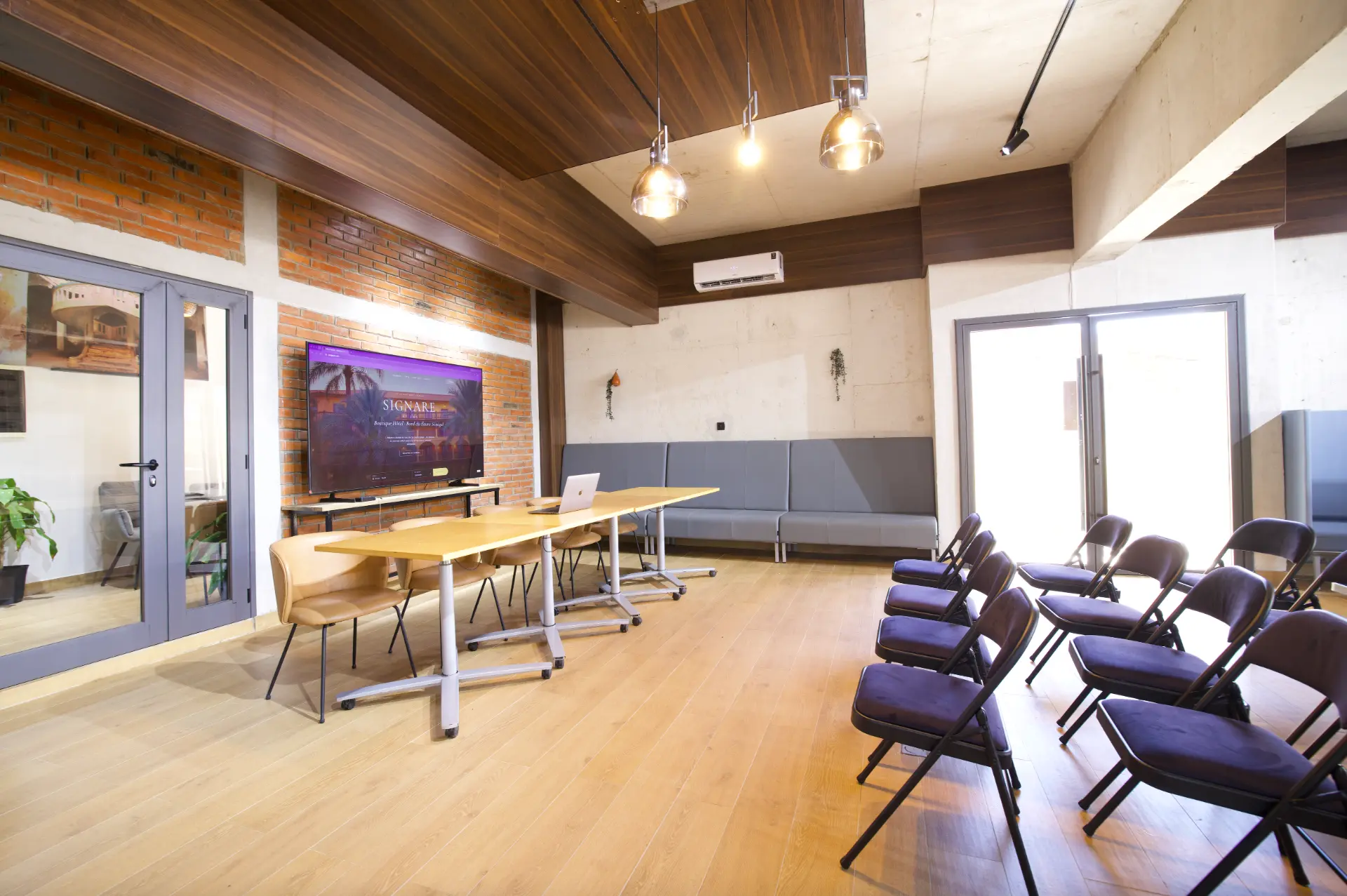 Espace coworking du Signare avec grande table, écran et chaises