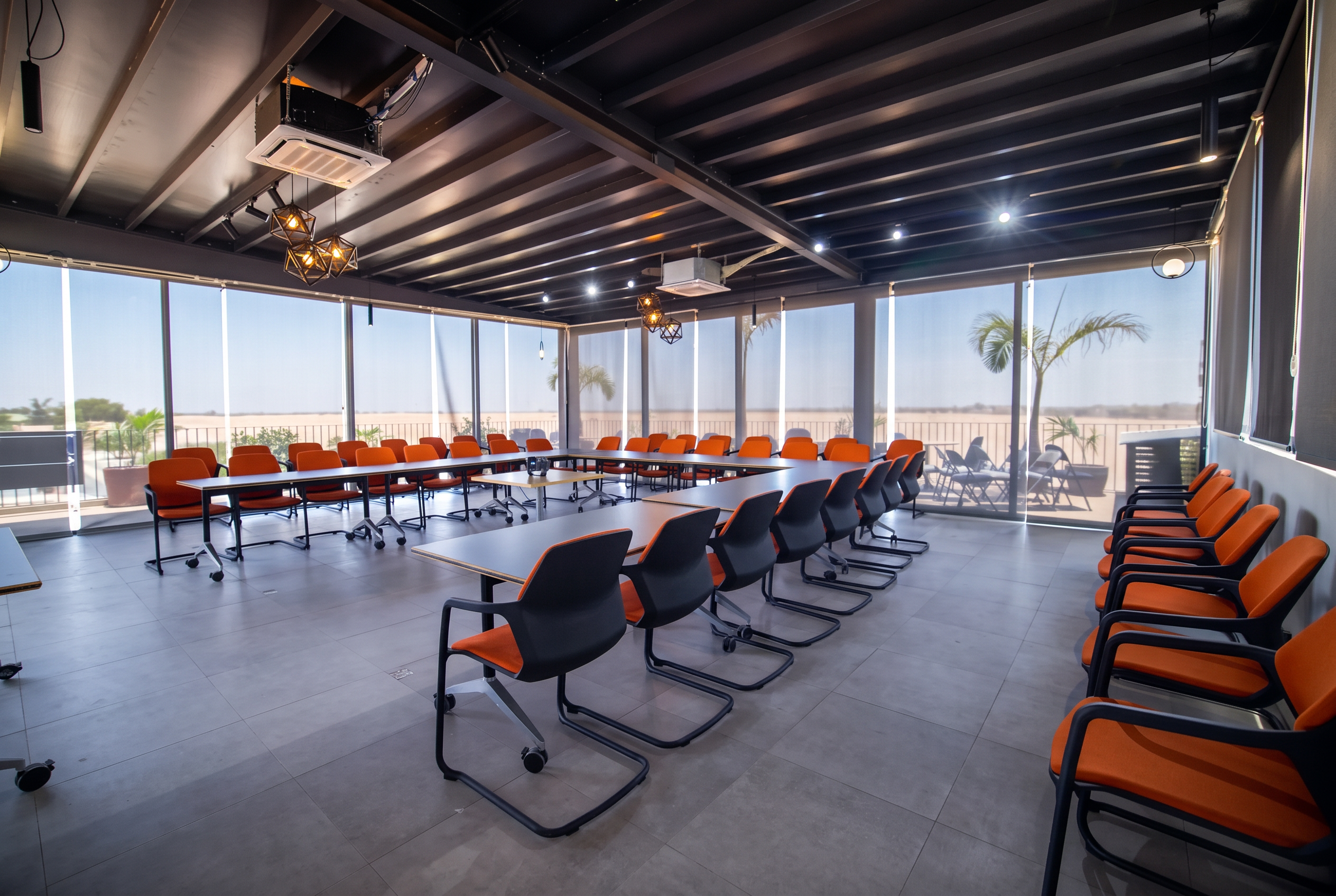Salle de séminaire de l'Hôtel Signare disposée en U avec vue panoramique